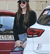 Dakota_Johnson_-_Out_in_Rome_03222024_04.jpg
