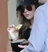 Dakota_Johnson_-_Out_in_Rome_03222024_09.jpg