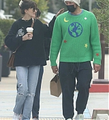 Dakota_Johnson_-_spotted_in_Malibu2C_California__0521202204.jpg