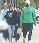 Dakota_Johnson_-_spotted_in_Malibu2C_California__0521202205.jpg