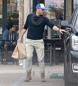 Dakota_Johnson___Chris_Martin_-_Try_to_hide_as_they_pick_up_groceries_together_in_Malibu2C_CA_-_May_2000001.jpg