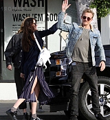 Dakota_with_Grace_and_Jesse_in_Hollywood_yesterday_January_29_2019-08.jpg